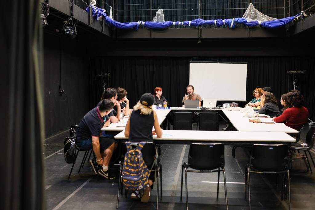 Aula do curso de extensão “O cinema da boca por quem fez a boca” com Nicole Puzzi, na sede Roosevelt da SP Escola de Teatro. (15/04/2026) | Foto: Clara Silva.