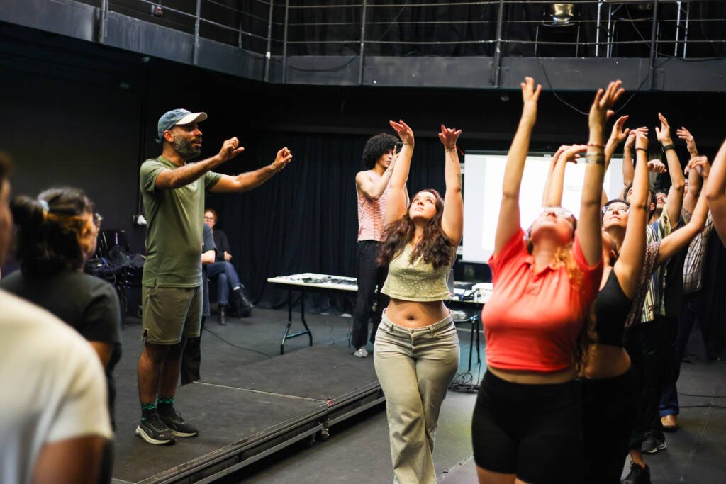Workshop Internacional Gratuito “Taller de Cabaret” com Pedro Franco Albuquerque. (15/04/2026) | Foto: Clara Silva.Workshop Internacional Gratuito “Taller de Cabaret” com Pedro Franco Albuquerque. (15/04/2026) | Foto: Clara Silva.