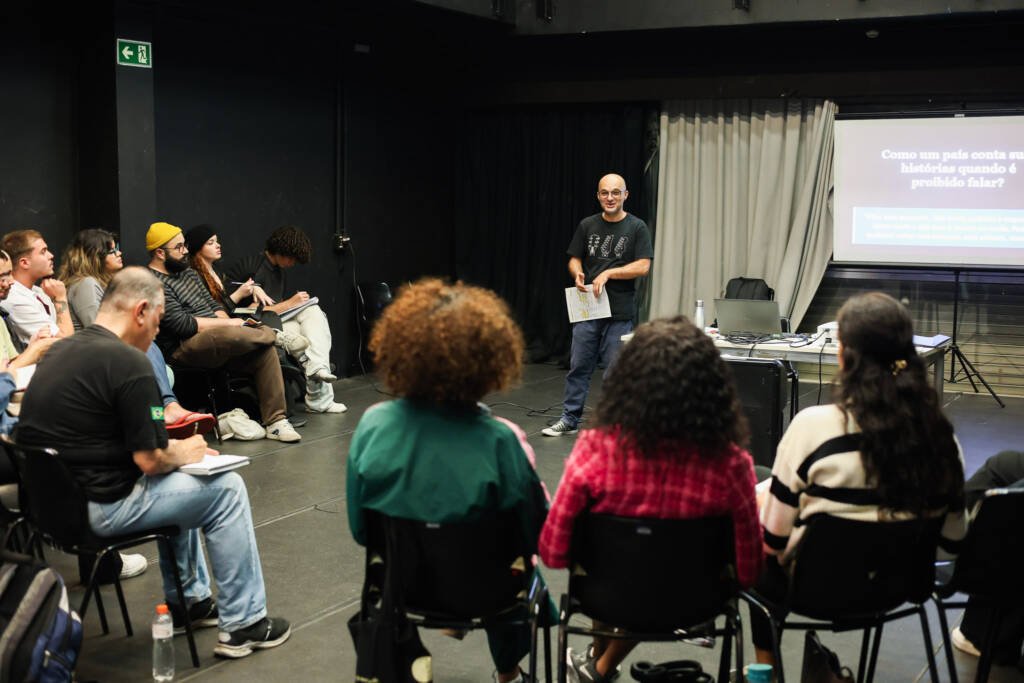 Aula do curso de extensão “Teatro Latino-Americano- Práticas, Poéticas e Processos de criação” com Reginaldo Nascimento e Amália Pereira, na sede Roosevelt da SP Escola de Teatro. (29/04/2026) | Foto: Clara Silva.