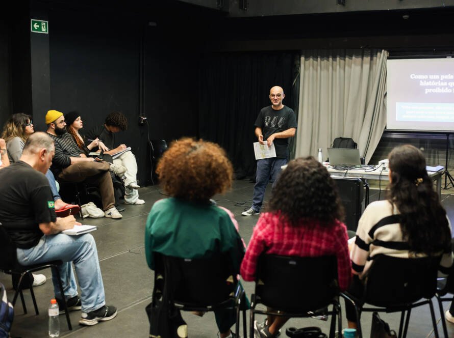 Aula do curso de extensão “Teatro Latino-Americano- Práticas, Poéticas e Processos de criação” com Reginaldo Nascimento e Amália Pereira, na sede Roosevelt da SP Escola de Teatro. (29/04/2026) | Foto: Clara Silva.