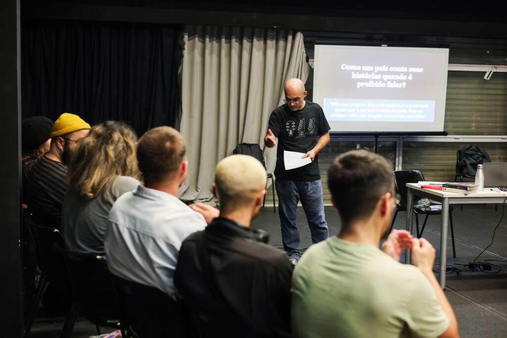 Aula do curso de extensão “Teatro Latino-Americano- Práticas, Poéticas e Processos de criação” com Reginaldo Nascimento e Amália Pereira, na sede Roosevelt da SP Escola de Teatro. (29/04/2026) | Foto: Clara Silva.
