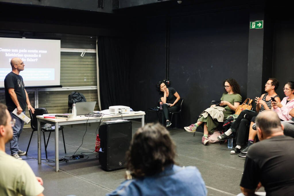 Aula do curso de extensão “Teatro Latino-Americano- Práticas, Poéticas e Processos de criação” com Reginaldo Nascimento e Amália Pereira, na sede Roosevelt da SP Escola de Teatro. (29/04/2026) | Foto: Clara Silva.
