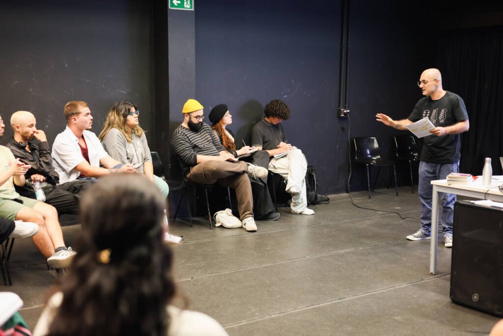 Aula do curso de extensão “Teatro Latino-Americano- Práticas, Poéticas e Processos de criação” com Reginaldo Nascimento e Amália Pereira, na sede Roosevelt da SP Escola de Teatro. (29/04/2026) | Foto: Clara Silva.