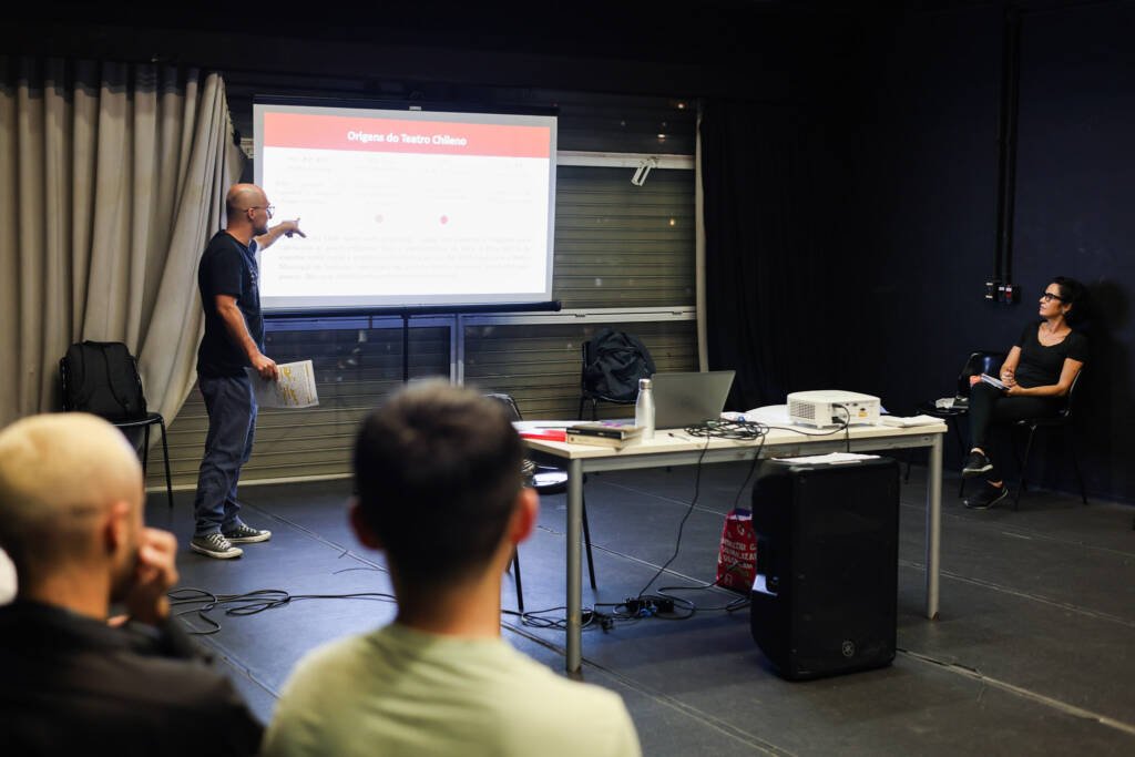 Aula do curso de extensão “Teatro Latino-Americano- Práticas, Poéticas e Processos de criação” com Reginaldo Nascimento e Amália Pereira, na sede Roosevelt da SP Escola de Teatro. (29/04/2026) | Foto: Clara Silva.