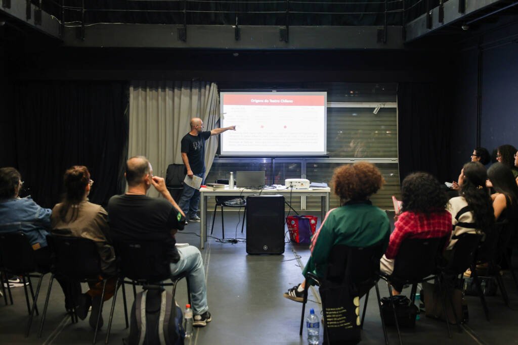 Aula do curso de extensão “Teatro Latino-Americano- Práticas, Poéticas e Processos de criação” com Reginaldo Nascimento e Amália Pereira, na sede Roosevelt da SP Escola de Teatro. (29/04/2026) | Foto: Clara Silva.
