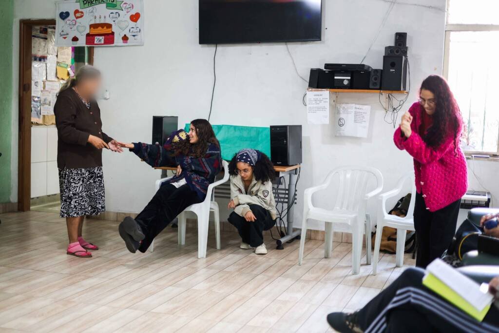 Oficina de Teatro no Centro De Acolhimento Para Mulheres Marta e Maria, a partir da contrapartida dos alunos bolsistas do Programa Oportunidades. Maio de 2026. | Foto: Clara Silva.