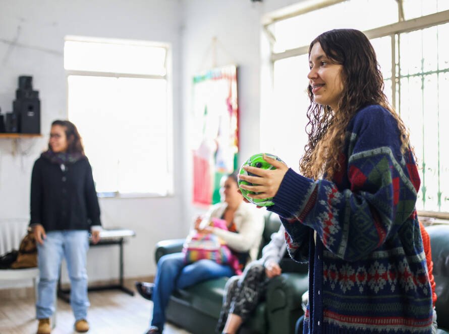 Oficina de Teatro no Centro De Acolhimento Para Mulheres Marta e Maria, a partir da contrapartida dos alunos bolsistas do Programa Oportunidades. Maio de 2026. | Foto: Clara Silva.