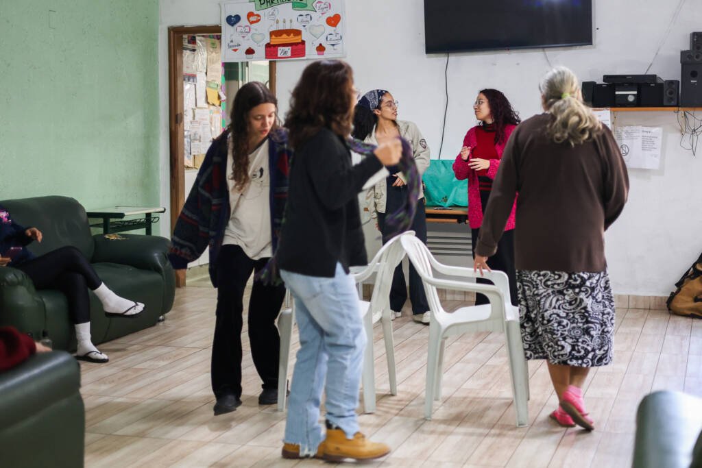 Oficina de Teatro no Centro De Acolhimento Para Mulheres Marta e Maria, a partir da contrapartida dos alunos bolsistas do Programa Oportunidades. Maio de 2026. | Foto: Clara Silva.