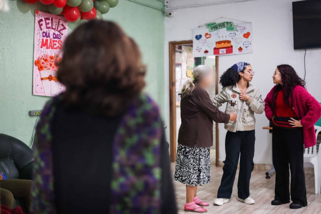 Oficina de Teatro no Centro De Acolhimento Para Mulheres Marta e Maria, a partir da contrapartida dos alunos bolsistas do Programa Oportunidades. Maio de 2026. | Foto: Clara Silva.