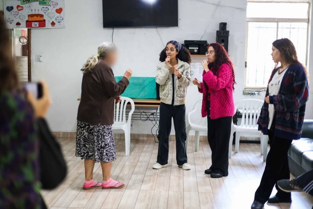 Oficina de Teatro no Centro De Acolhimento Para Mulheres Marta e Maria, a partir da contrapartida dos alunos bolsistas do Programa Oportunidades. Maio de 2026. | Foto: Clara Silva.