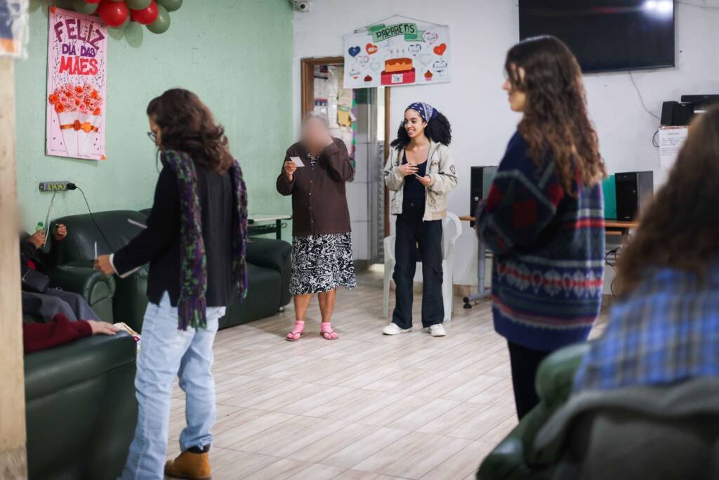 Oficina de Teatro no Centro De Acolhimento Para Mulheres Marta e Maria, a partir da contrapartida dos alunos bolsistas do Programa Oportunidades. Maio de 2026. | Foto: Clara Silva.