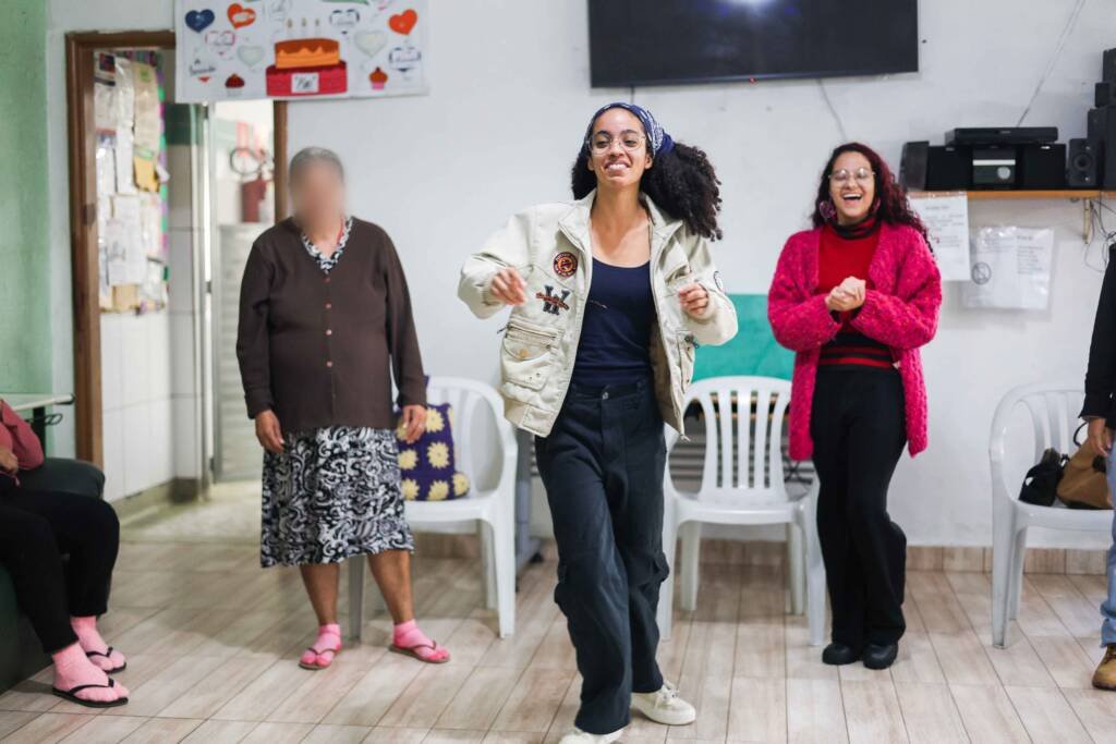 Oficina de Teatro no Centro De Acolhimento Para Mulheres Marta e Maria, a partir da contrapartida dos alunos bolsistas do Programa Oportunidades. Maio de 2026. | Foto: Clara Silva.