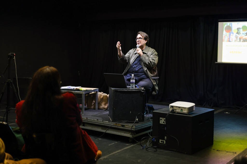 Palestra gratuita “Empreendedorismo Cultural”, ministrada por Marcelo Ferraz, na sede Roosevelt da SP Escola de Teatro. (21/05/2026) | Foto: Clara Silva.