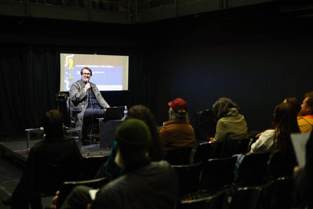 Palestra gratuita “Empreendedorismo Cultural”, ministrada por Marcelo Ferraz, na sede Roosevelt da SP Escola de Teatro. (21/05/2026) | Foto: Clara Silva.