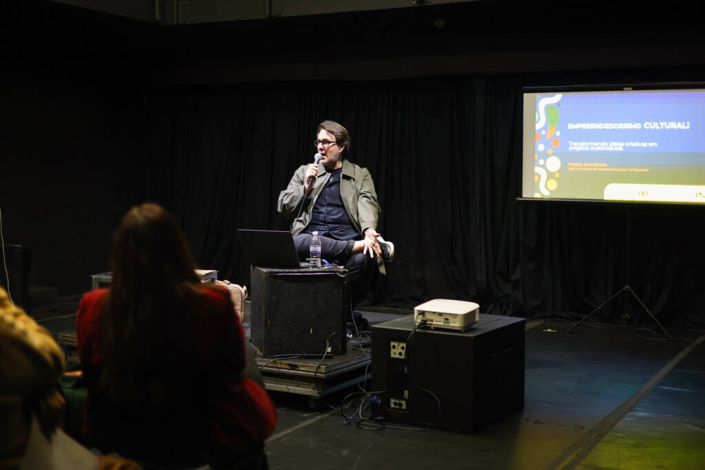 Palestra gratuita “Empreendedorismo Cultural”, ministrada por Marcelo Ferraz, na sede Roosevelt da SP Escola de Teatro. (21/05/2026) | Foto: Clara Silva.