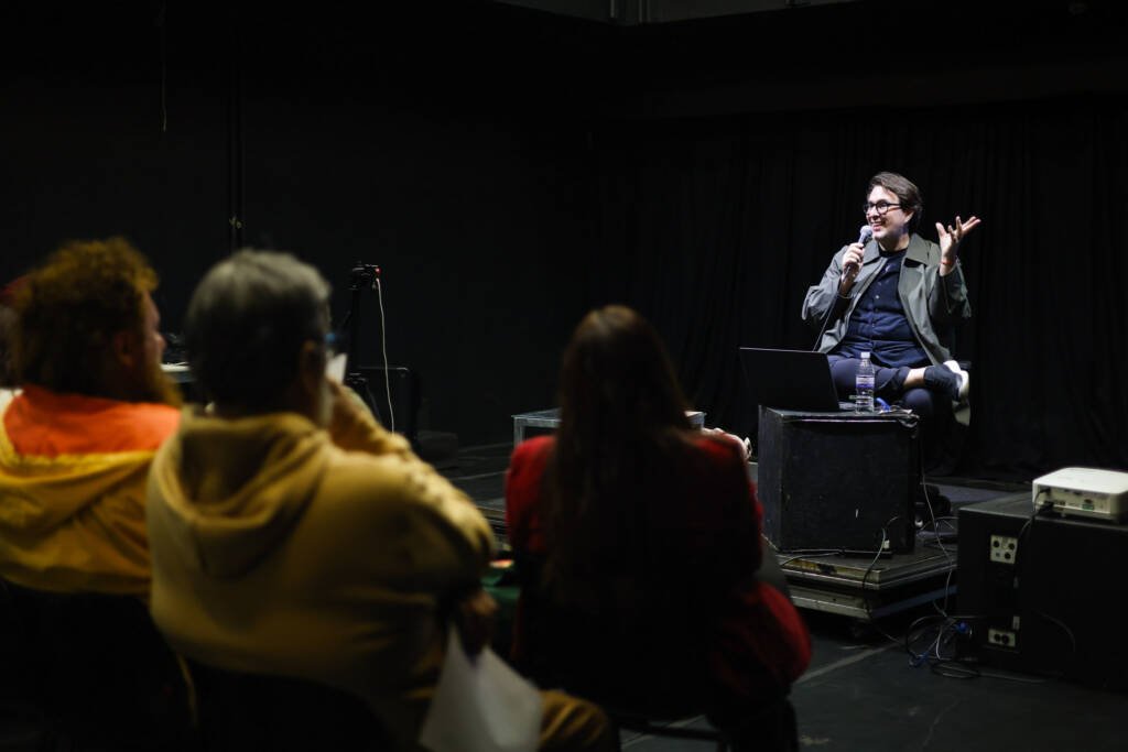 Palestra gratuita “Empreendedorismo Cultural”, ministrada por Marcelo Ferraz, na sede Roosevelt da SP Escola de Teatro. (21/05/2026) | Foto: Clara Silva.