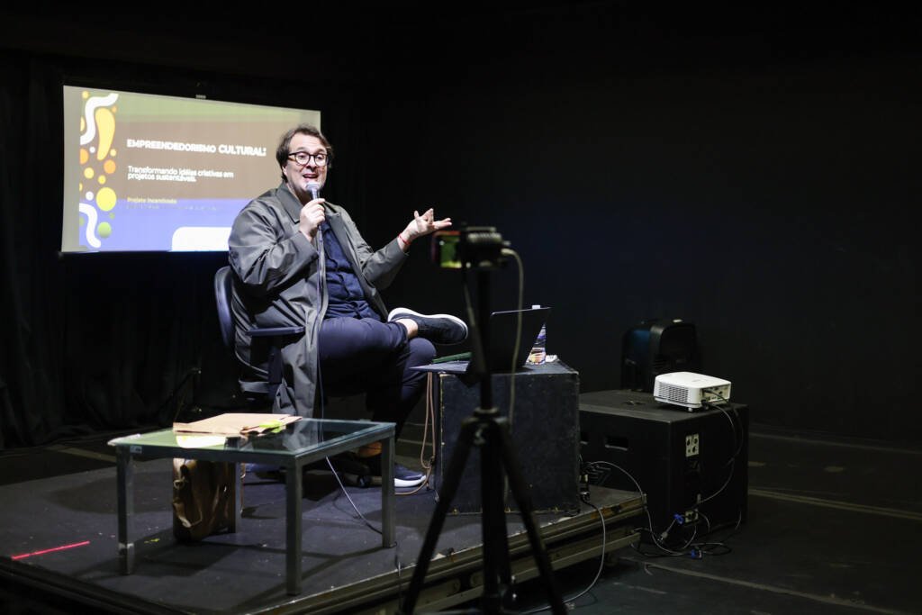 Palestra gratuita “Empreendedorismo Cultural”, ministrada por Marcelo Ferraz, na sede Roosevelt da SP Escola de Teatro. (21/05/2026) | Foto: Clara Silva.