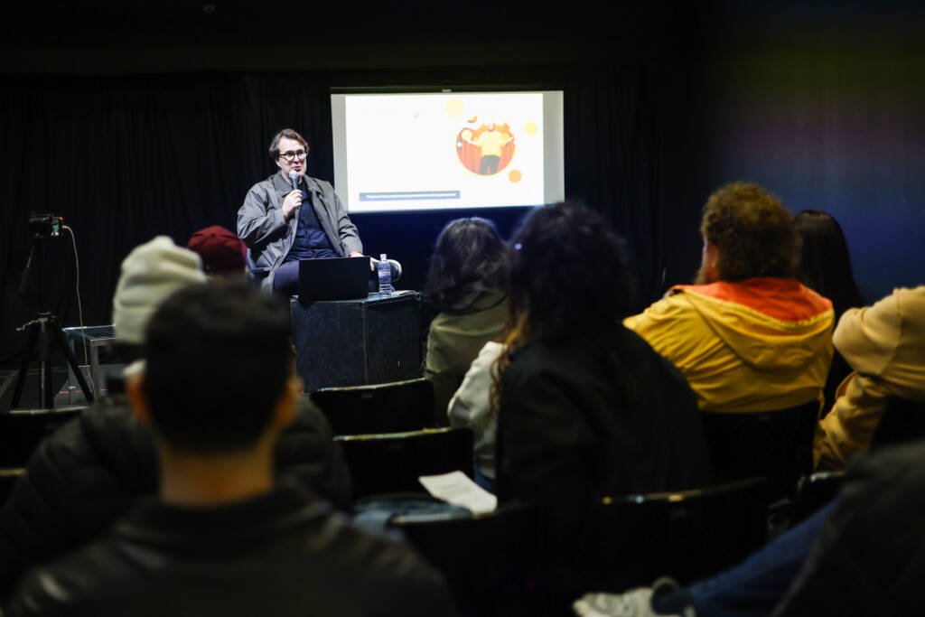 Palestra gratuita “Empreendedorismo Cultural”, ministrada por Marcelo Ferraz, na sede Roosevelt da SP Escola de Teatro. (21/05/2026) | Foto: Clara Silva.