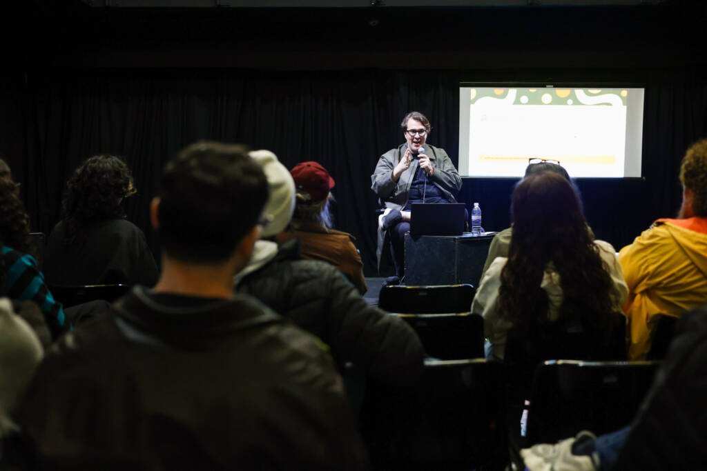Palestra gratuita “Empreendedorismo Cultural”, ministrada por Marcelo Ferraz, na sede Roosevelt da SP Escola de Teatro. (21/05/2026) | Foto: Clara Silva.