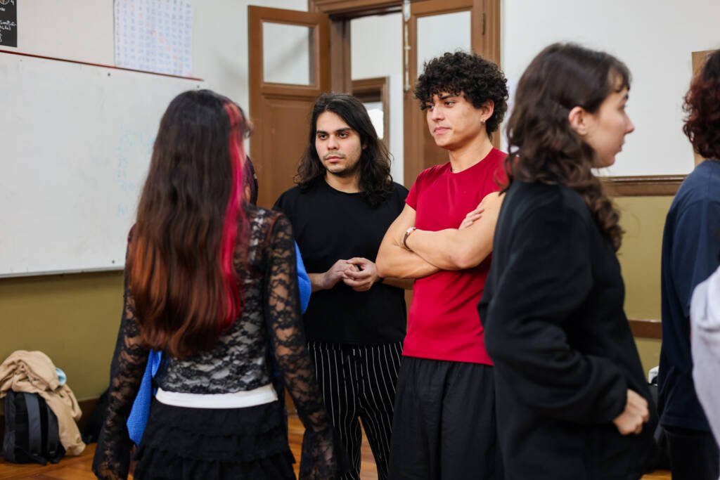 Oficina de Teatro na Escola Estadual Caetano de Campos, a partir da contrapartida dos alunos bolsistas do Programa Oportunidades. Junho de 2026. | Foto: Clara Silva.