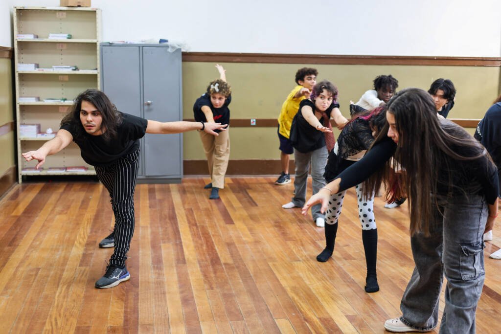 Oficina de Teatro na Escola Estadual Caetano de Campos, a partir da contrapartida dos alunos bolsistas do Programa Oportunidades. Junho de 2026. | Foto: Clara Silva.