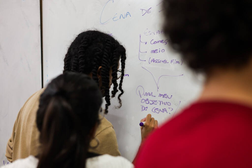 Oficina de Teatro na Escola Estadual Caetano de Campos, a partir da contrapartida dos alunos bolsistas do Programa Oportunidades. Junho de 2026. | Foto: Clara Silva.
