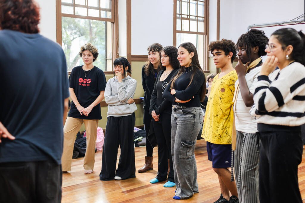 Oficina de Teatro na Escola Estadual Caetano de Campos, a partir da contrapartida dos alunos bolsistas do Programa Oportunidades. Junho de 2026. | Foto: Clara Silva.
