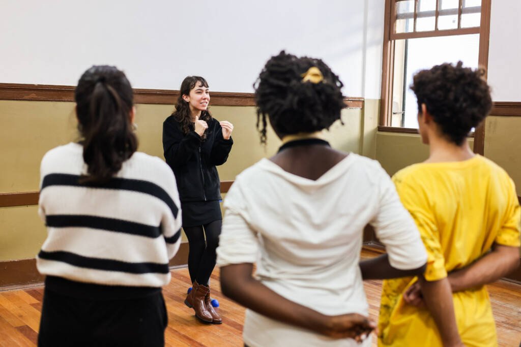 Oficina de Teatro na Escola Estadual Caetano de Campos, a partir da contrapartida dos alunos bolsistas do Programa Oportunidades. Junho de 2026. | Foto: Clara Silva.