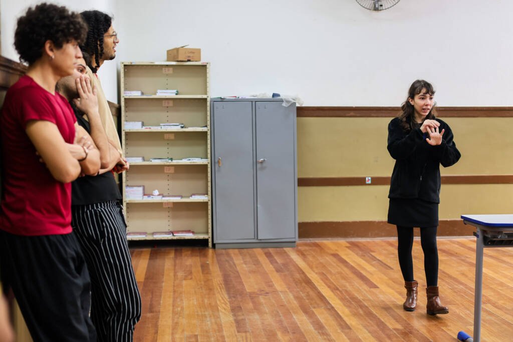 Oficina de Teatro na Escola Estadual Caetano de Campos, a partir da contrapartida dos alunos bolsistas do Programa Oportunidades. Junho de 2026. | Foto: Clara Silva.