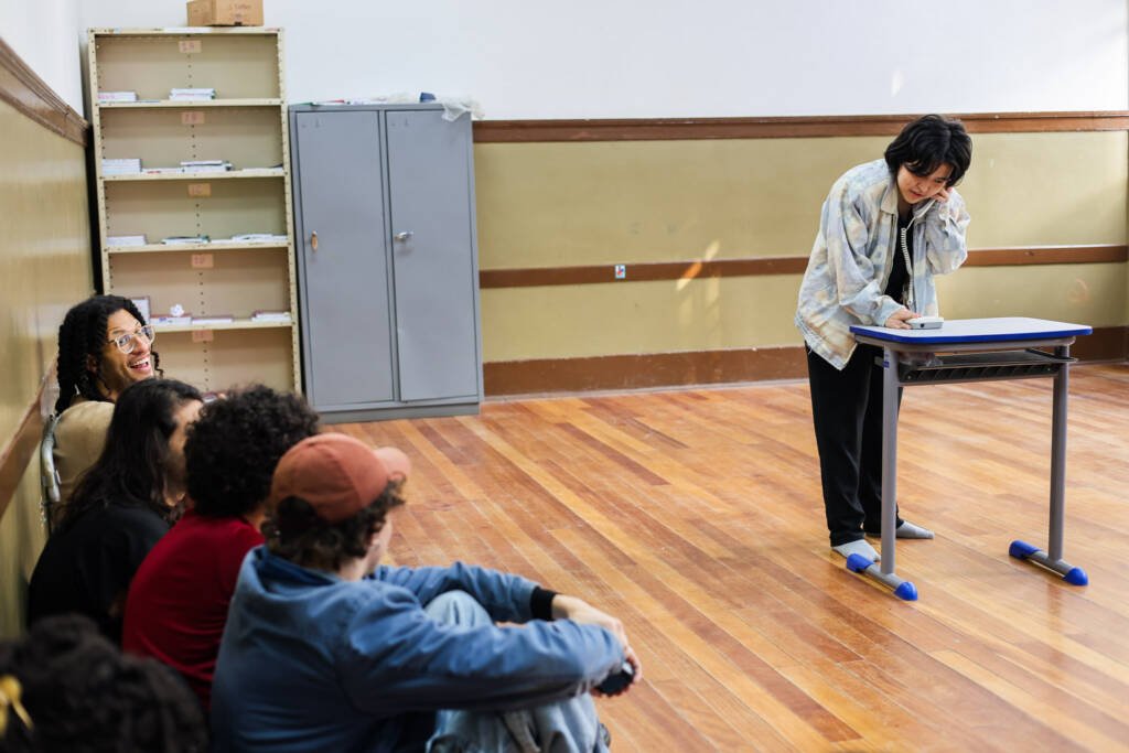 Oficina de Teatro na Escola Estadual Caetano de Campos, a partir da contrapartida dos alunos bolsistas do Programa Oportunidades. Junho de 2026. | Foto: Clara Silva.