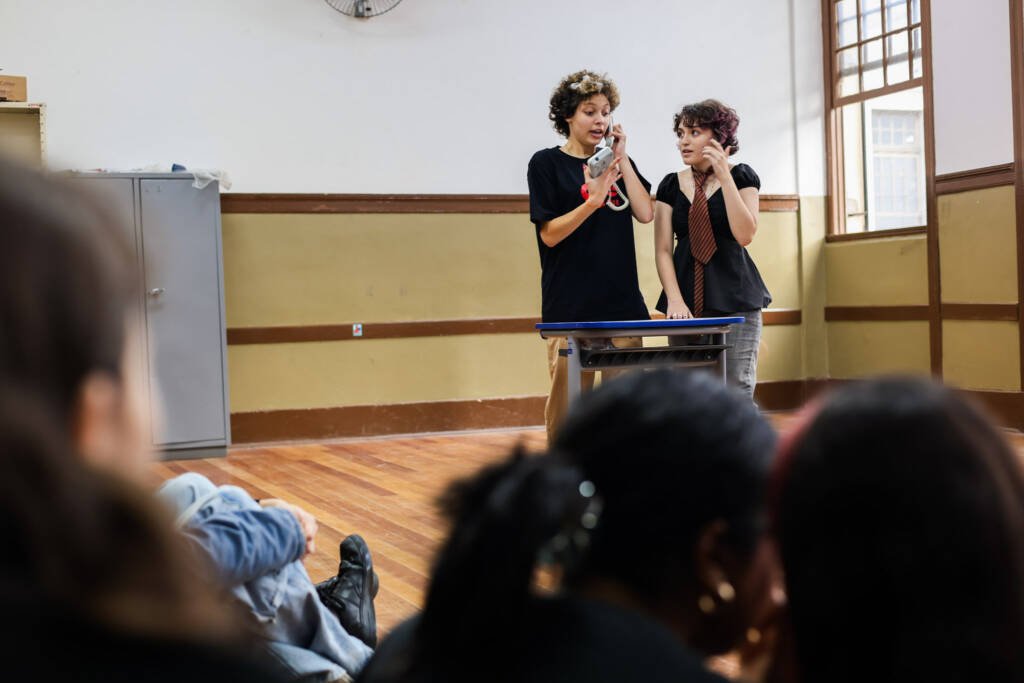 Oficina de Teatro na Escola Estadual Caetano de Campos, a partir da contrapartida dos alunos bolsistas do Programa Oportunidades. Junho de 2026. | Foto: Clara Silva.
