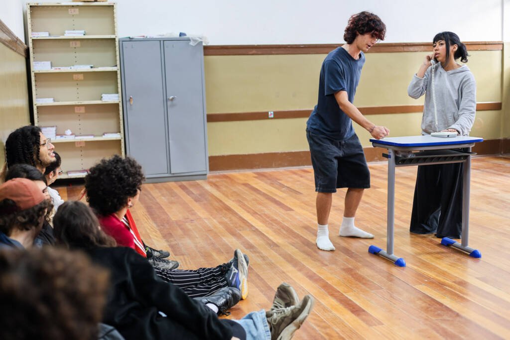 Oficina de Teatro na Escola Estadual Caetano de Campos, a partir da contrapartida dos alunos bolsistas do Programa Oportunidades. Junho de 2026. | Foto: Clara Silva.