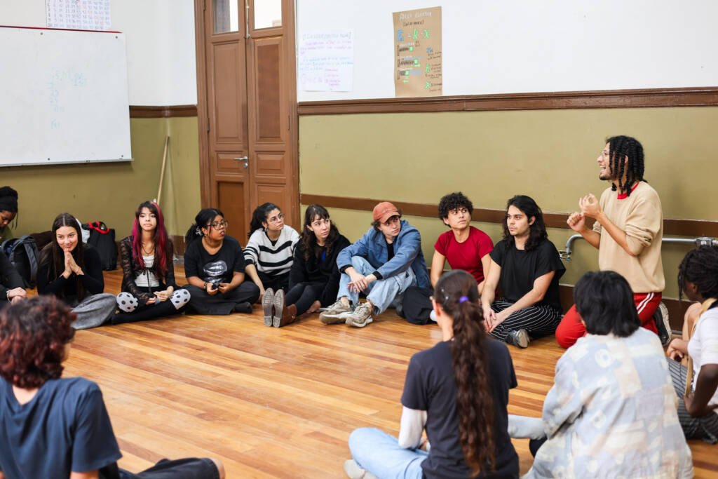 Oficina de Teatro na Escola Estadual Caetano de Campos, a partir da contrapartida dos alunos bolsistas do Programa Oportunidades. Junho de 2026. | Foto: Clara Silva.