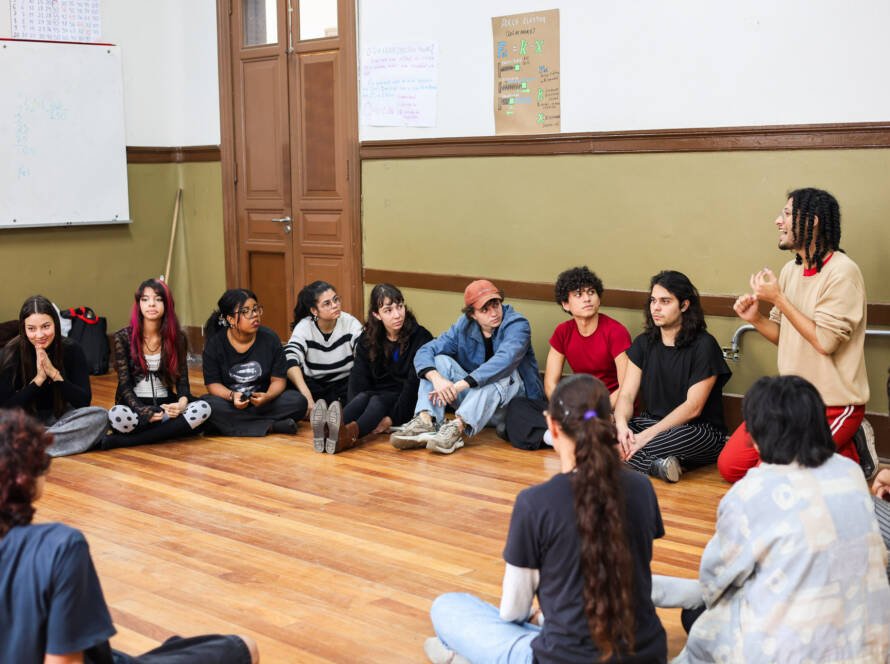 Oficina de Teatro na Escola Estadual Caetano de Campos, a partir da contrapartida dos alunos bolsistas do Programa Oportunidades. Junho de 2026. | Foto: Clara Silva.