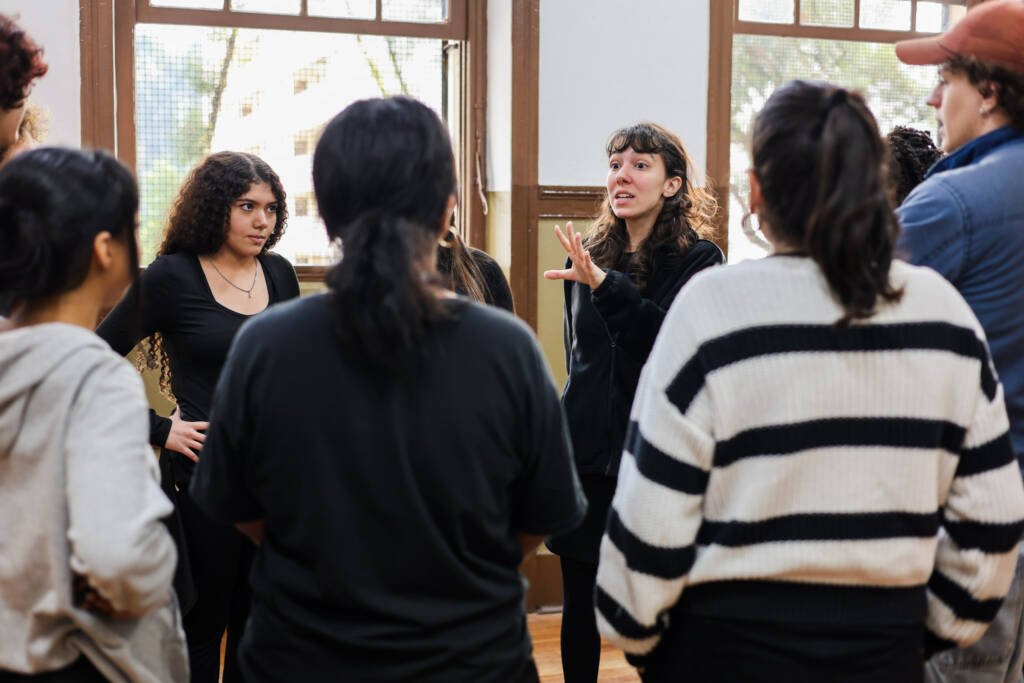 Oficina de Teatro na Escola Estadual Caetano de Campos, a partir da contrapartida dos alunos bolsistas do Programa Oportunidades. Junho de 2026. | Foto: Clara Silva.