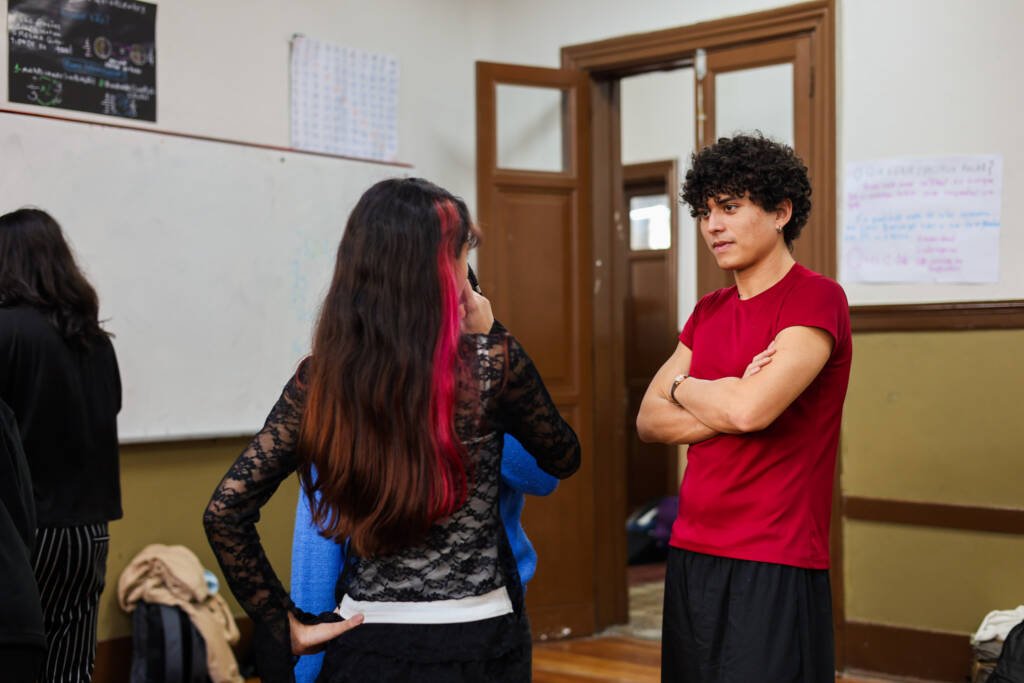 Oficina de Teatro na Escola Estadual Caetano de Campos, a partir da contrapartida dos alunos bolsistas do Programa Oportunidades. Junho de 2026. | Foto: Clara Silva.