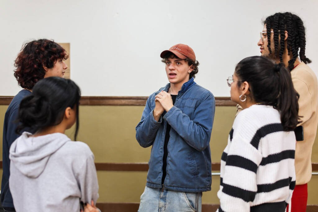 Oficina de Teatro na Escola Estadual Caetano de Campos, a partir da contrapartida dos alunos bolsistas do Programa Oportunidades. Junho de 2026. | Foto: Clara Silva.
