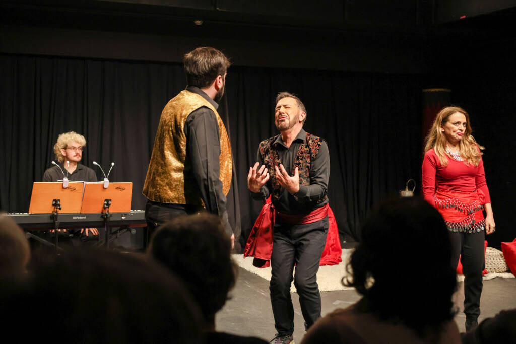 Cia. Ópera do Mendigo canta “Os Peregrinos de Meca” na SP Escola Superior de Teatro. (20/06/2026) | Foto: Clara Silva.Cia. Ópera do Mendigo canta “Os Peregrinos de Meca” na SP Escola Superior de Teatro. (20/06/2026) | Foto: Clara Silva.