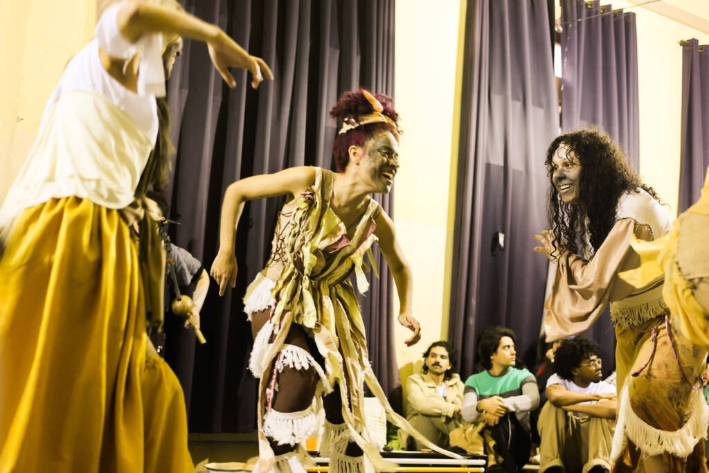 Experimento III do grupo N4 Azul, do primeiro semestre de 2026, na SP Escola de Teatro. | Foto: Clara Silva.