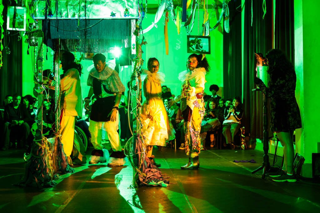 Experimento III do grupo N5 Azul, do primeiro semestre de 2026, na SP Escola de Teatro. | Foto: Clara Silva.